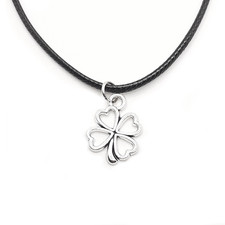 Collana nera con ciondolo
