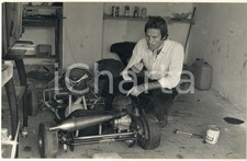 1970 ca ITALIA Attore Maurizio MERLI in garage con go-kart *Foto (1)