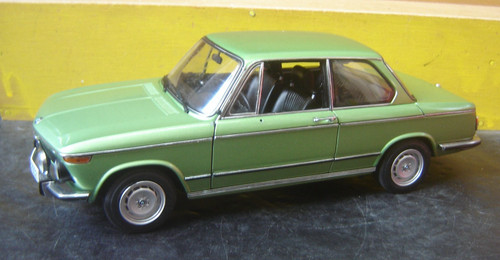 Autoart bmw 2002 - 1:18, verde