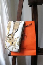 Hermès carré en soie modèle