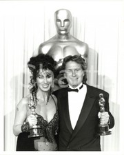 1988 CINEMA 60° ACADEMY AWARDS - CHER e Michael DOUGLAS con il premio Oscar