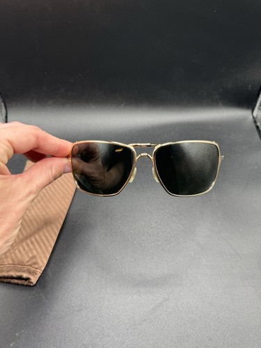 Oakley detenuto lenti oro