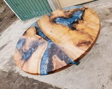 Tavolo epossidico rotondo personalizzato - bordo vivo legno noce arredo pranzo e divano