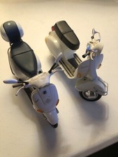 2 Vespa Model Scooters : 1(ET4