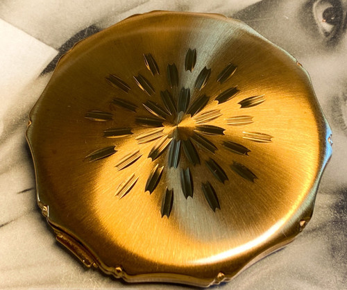 Kigu gold tone - vintage, powder