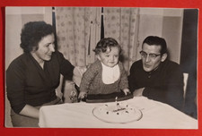 FOTO CARTO. MAMMA BABBO FESTEGGIANO IL PRIMO COMPLEANNO BOLOGNA 1940 C. ( F 24 )