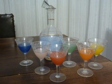 bottiglia con 6 bicchieri