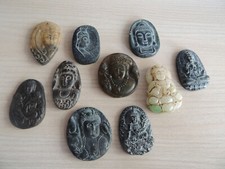 Lotto/collezione di 10 antichi pendenti amuleti Buddha in pietra cinese
