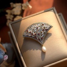 Broche Doré Dentelle Eventail Serti CZ Rouge Perle Art Deco Vintage Style SB32