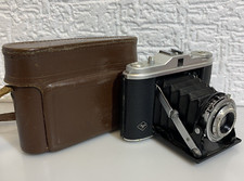 Fotocamera a soffietto AGFA Isolette I con F4,5/85 mm obiettivo AGNAR e custodia