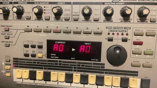 Roland 303 groovebox - mc-303,