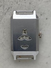 Un orologio rettangolare fine