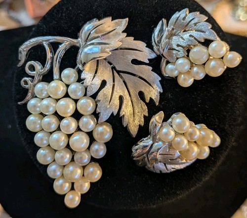 Set orecchini spilla uva perle