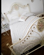 letto matrimoniale 140×190cm con rete-materasso e comodino