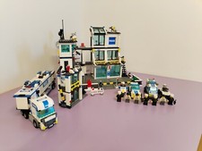 LEGO - 7498: Police Station (2011) + 7288: Mobile Police Unit (2011) FREE