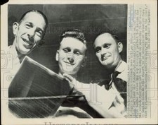 1953 Press Photo Leon Hamilton and JC Mixon watch Clark Mixon sign with Brooklyn