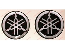 Stemma logo decal YAMAHA, kit di 2 adesivi resinati, effetto 3D. Colore: nero 