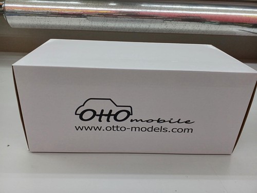 Modellino auto bianco scala