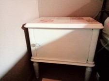 comodino shabby color avorio con sportello e ripiano con piastrelle