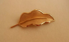 SPILLA TRIFARI FOGLIA METALLO COLORE ORO