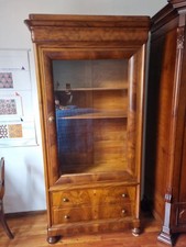 Mobili in noce: vetrinetta, letto, comodini, cassettone, specchiera