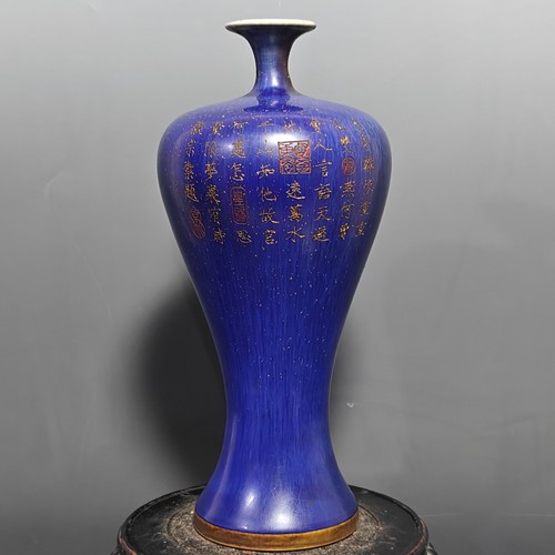 Antico vaso con scritte blu