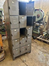 Armadietto spogliatoio a 15 scomparti, ognuno da 230x410 mm.