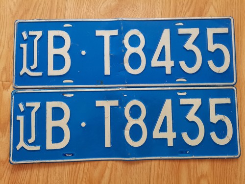 Una coppia targa auto - una,