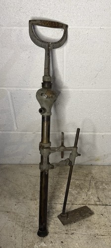 Antica pompa acqua manuale