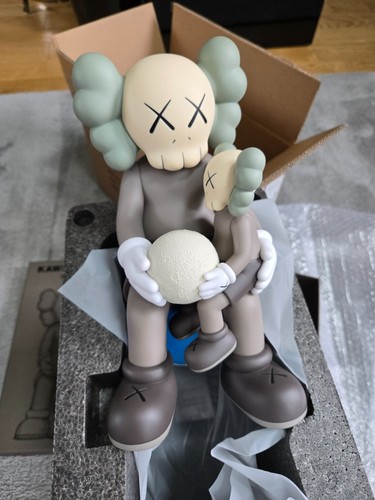 Kaws holiday thailand - :,