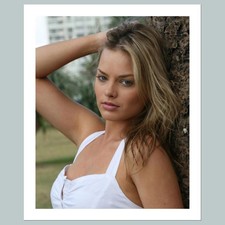 #1710 Margot Robbie 8x10