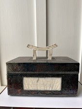 Scatola con coperchio firmata