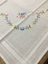 Tovaglia da te centro tavolo ricamo fatto a mano punto croce con rami di fiori 