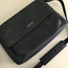 Lacoste borsa a tracolla uomo stile postina in pelle fantasia in grigio
