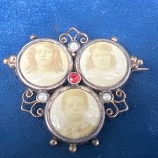 Broche XIXe porte-photos triple portrait enfants métal perles verre rouge ancien