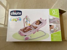 Sdraietta reclinabile rosa, con un gioco elettronico con luci e suoni