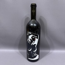 Bottiglia di vino nuda incisa