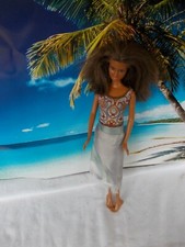 Bambola Barbie, con gonna