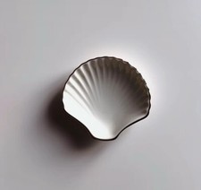 Piattino a forma di conchiglia bianco e dorato