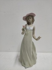 Statua Nao Giovane Donna Con Il Cappello Gentle Breeze Porcellana Lucida Lladro 