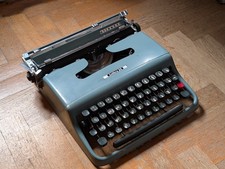 Macchina da scrivere OLIVETTI Lettera 22 in metallo colore azzurro