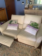 Divano in pelle reclinabile con poggia piedi, in buone condizioni.