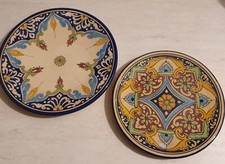 Coppia di piatti vintage da esposizione parete in ceramica maiolica decorati 