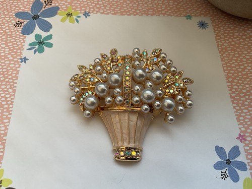 Spilla cesto fiori - finta, perla