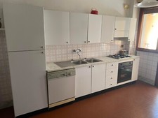 cucina completa di elettrodomestici usata con piano in marmo