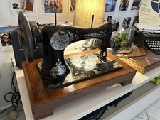 Antica macchina da cucire Su base in legno