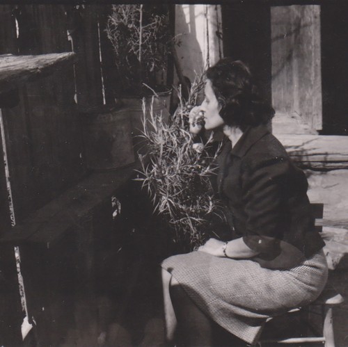 Giovane donna seduta - , a