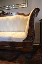 Antico divano a barca 1800, intagliato e piuma di noce 1800, cm. 210, 3 posti