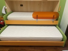 2 letti singoli, letto estraibile salvaspazio.Con Reti A Doghe E Materassi.