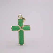 ELEGANTE PENDENTE CROCE IN GIADA VERDE  SU ACCIAIO PLACCATO ORO CM 3,5